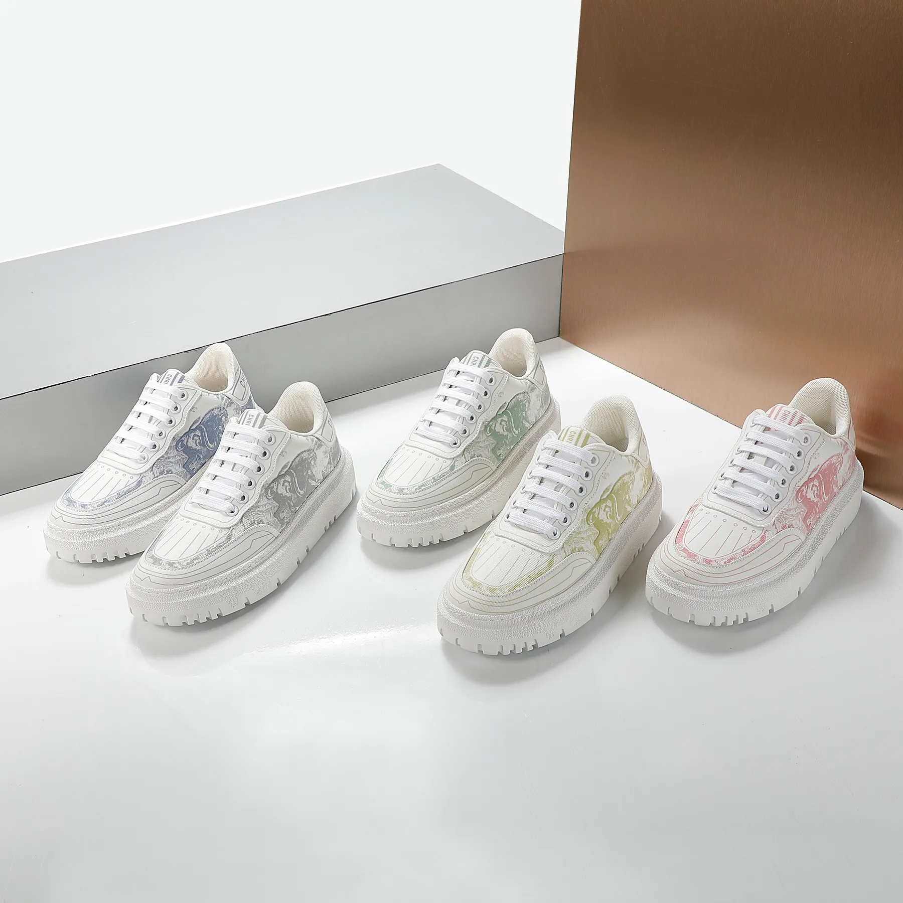👟👟Ex-factory price 460👟👟 2021ssDior casual white shoes, the same style as the ready-to-wear series 1️⃣Original mold opening 2️⃣Original cowhide➕Breathable mesh lining 3️⃣TPU evacuation outsole 4️⃣Injected latex sheepskin feet 5️⃣Full package at the counter Code number 35-40 (41 can be customized)